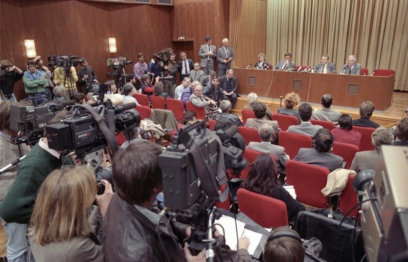 Bundesarchiv_Bild_183-1989-1109-030_Berlin_Schabowski_auf_Pressekonferenz